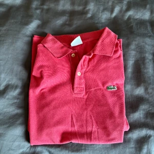 Lacoste tröja - En fin Lacoste tröja som är nästan helt ny || den är röd rosa || har du några funderingar eller tankar kontakta oss ||