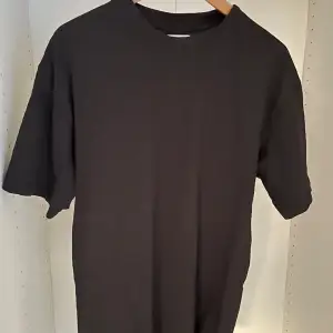 Vailent T-shirt väldigt fin i skick 9/10, storleken är xs men det är väldigt oversized så skulle säga S-M.