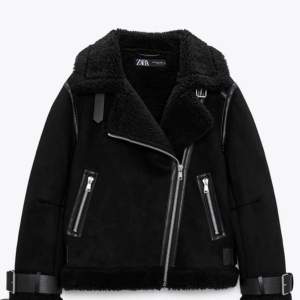 Säljer min svarta jacka som är i storlek xs. Tror inte jackan går att köpa längre på Zara, men jag köpte den för ungefär 900kr. Använt en del men fortfarande i väldigt bra skick:)