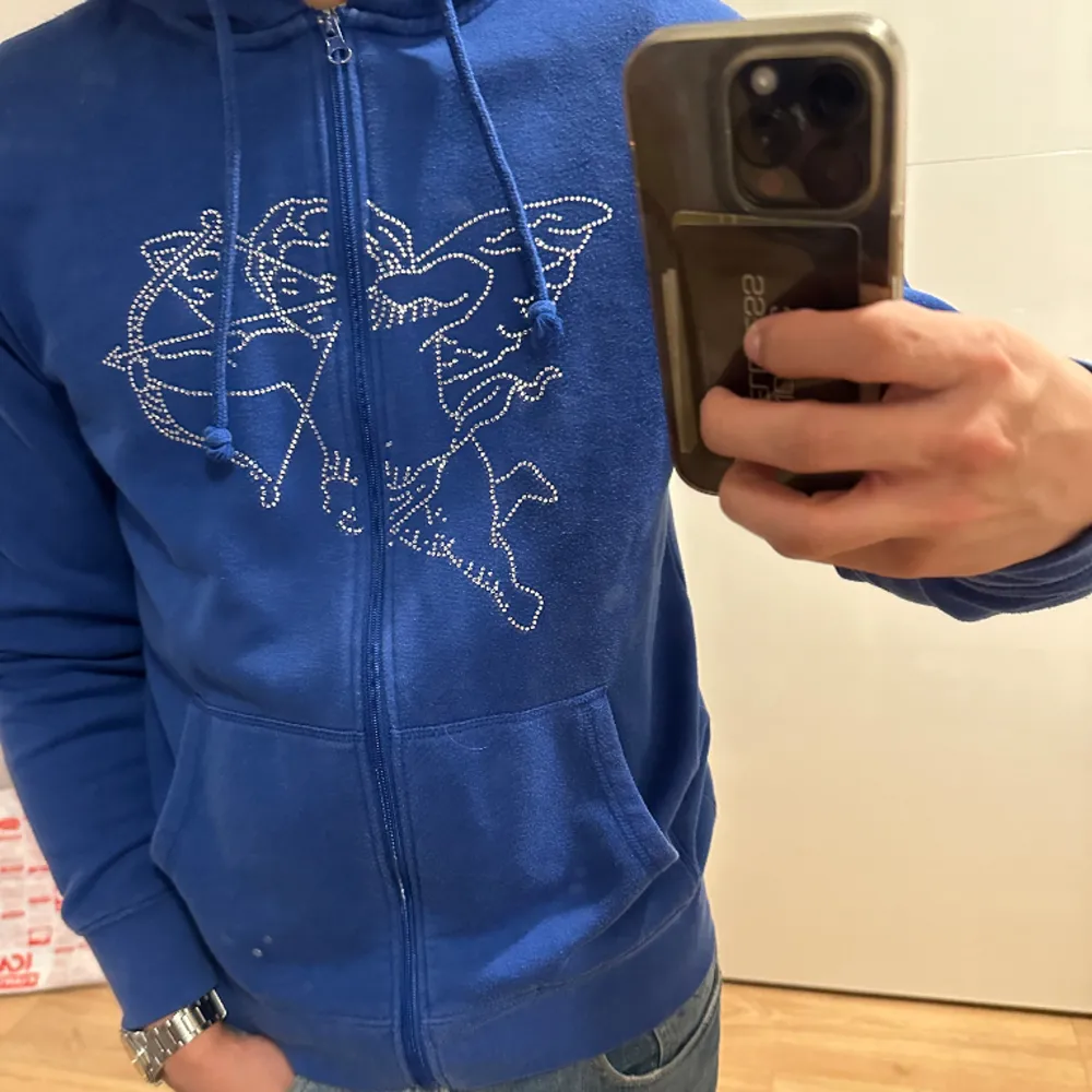 Säljer denna snygga rhinestone hoodie perfekt till sommaren 😁 Vet inte riktigt nypriset då jag köpte den här på plick men säljer den för 120 + frakt. . Hoodies.