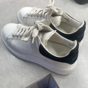 AlexanderMcQueen sneakers - Super snygga sneakers som tyvärr inte kommer till anvöndning längre. Mycket bra skick. Snörena är lite smutsiga men går att rengöras eller köpa nya🩷