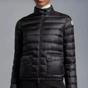 Moncler jacka - Moncler jacka säljes i nyskick. Använd vid  enstaka tillfälle . Köpt från Monclers officiella hemsida. Finns QR kod i jackan för att bevisa äkthet. Storlek 1, passar XS-M. Nypris 10.600kr på hemsidan. Pris kan diskuteras 
