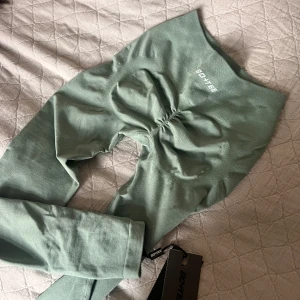 Bootee träningsthights  - Aldrig använda, råkade köpa två av samma. Sitter jätte skönt och formar kroppen på ett nice sätt! 