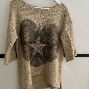 Stickad tröja - Knappt använd, i bra skick