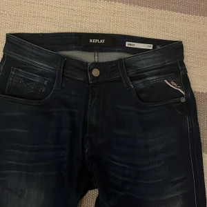 Replay jeans ANBASS SLIM FIT - Hej! Säljer nu mina Replay jeans som inte kommer till användning längre och dessutom är för små. Jeansen är i slim fit och är köpta för runt 1700kr. Är ni intresserade är det bara att höra av er samt ifall ni vill ha fler bilder! Pris kan diskuteras.