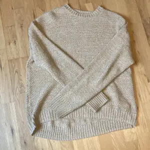 En snygg ”knit-sweater” från Urban outfitters. Passar ganska oversized