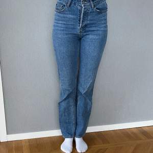 Mycket fina highwaist jeans från h&m, inköpta för något år sen. Storlek 36. Sparsamt använda, fint skick!