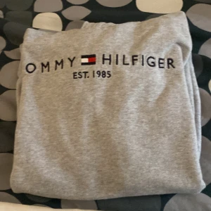 Tommy hilfiger hoodie - Tja! Säjer denna riktigt snygga tommy hilfiger hoodien, detta för att den är för liten på mig. Hör av er för frågor! Nypris ca 700kr