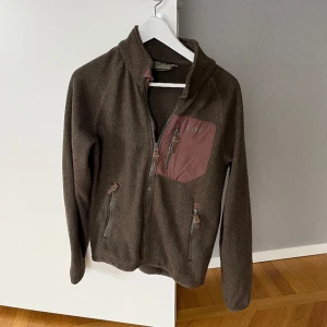 Fleece Strøva Small  - Jättemjuk och skön fleecejacka från märket Strøva, inköpt på Gekås. Brun färg. Använd men i bra skick. Storlek 36/38
