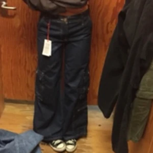 Lågmidjade 00s jeans - Svindåliga bilder men svincoola kan skicka bättre om man vill ha! Från Urban outfitters egna jeansmärke BDGjeans, nypris var runt 500. Som nya!