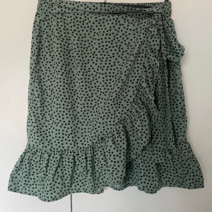 Blommig knytkjol!!💚 - Grön blommig knytkjol från ONLY!!💚 Säljer då den inte kommer till användning!! Bra skick 