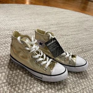 Converse 39 - NYA guldiga converse i storlek 39. Köpta för 799kr. Säljer för 350kr. Riktigt coola skor! 