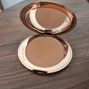 Charlotte Tilbury airbrush bronzer - Färg: Medium  Testad 2 gånger, för mörk på mig. Kvitto finns.