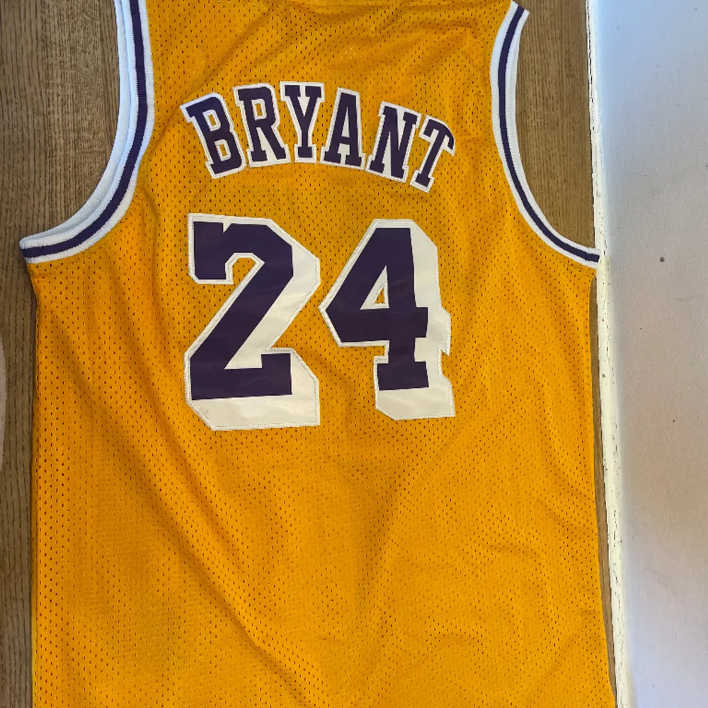 Kobe Bryant tröja, pris kan diskuteras och skriv gärna om du har frågor eller funderingar . Toppar.