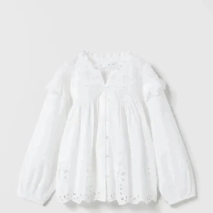 Jättefin Zara blus  - En jättefin Zara blus!! Perfekt nu till sommaren, säljer för 150, pris kan diskuteras. Storleken är 10 year old men jag använde den när jag hade storlek 146-152 i storlek. Skriv privat om ni har fler frågor💗