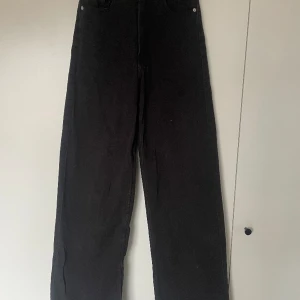 Svarta vida jeans🖤 - Svarta vida jeans från H&M!!🖤  Säljer pga att dem inte kommer till användning!! Dem är stretchiga!!🖤