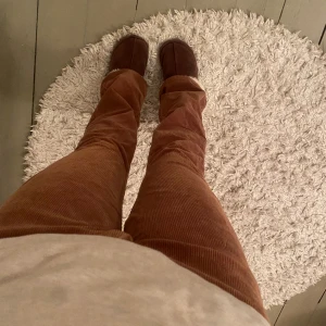 Low waist bootcut byxor - Säljer nu dessa byxor i manchester. Jättesköna och snygga. Low waist och bootcut. Säljer då dom inte kommer till användning. Skriv privat för frågor. Kan mötas upp och kan använda köp nu. 