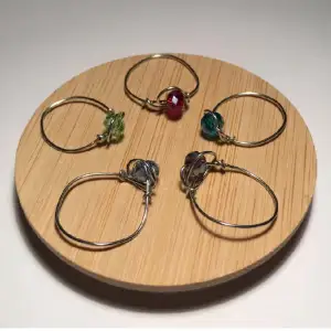 10 slumpmässiga ringar i olika stilar för 100kr. Ringar är pärlade, enkla, med glaspärla.mm.
