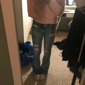 American eagle jeans  - Säljer nu mina lågmidjade american eagle jeans då dom aldrig har kommit till användning💕 strl 28 (lägg gärna ett bud då de är många som är intresserade)💛