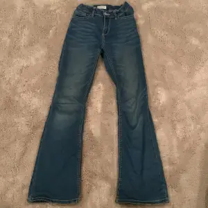 Ett par flared jeans i storlek 155, skulle dock säga att de mer är 155-160. Är i bra skick, tycker att dem är jättefina men tyvärr för små för mig. Bara att kontakta om du undrar om mått eller fler bilder!💙