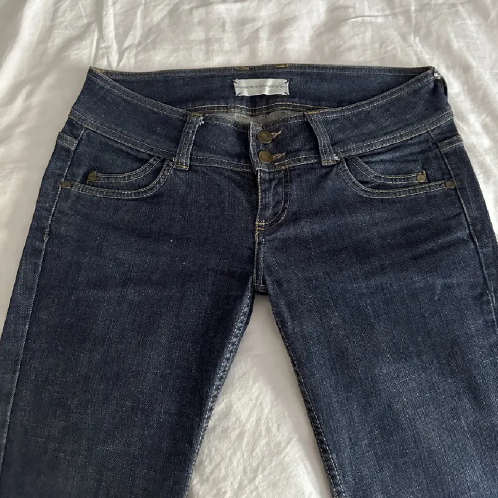 BILDER ÄR LÅNADE !   säljer några assnygga vintage lågmidjade jeans som är för stora för mig. storleken är 30 men skulle säga att storleken passar 34-36, kanske till och med 38. de är ganska stretchiga. säljer för 400, kom med prisförslag ! . Jeans & Byxor.
