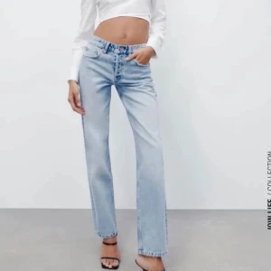 Zara mid straight Jeans 💗 - I storlek 32, säljer då det blivit försmå för mig💕inte helt hundra på att mina är i samma färg som på modellen, men på ett ungefär💖