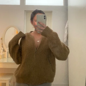 Brun kofta - Säljer min såå mysiga kofta💞💞 den är i storlek xxs men jag har vanligtvis s/m och den funkar perfekt!