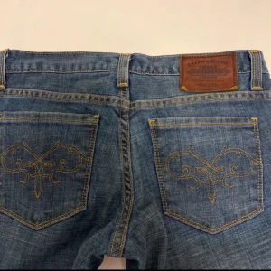 Ralph Lauren Lågmidjade jeans - Skitsnygga Lågmidjade raka jeans från Ralph lauren som tyvärr är för små för mig. Använda enstaka gånger så i mycket bra skick!🤗 I strl 36 men skulle säga att de är mindre i storleken.