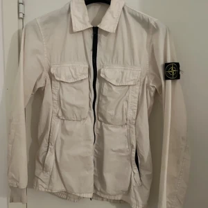 Stone island overshirt - Säljer min vita Stone island overshirt för att den inte används den är nyskick använd endast 3-4 gånger