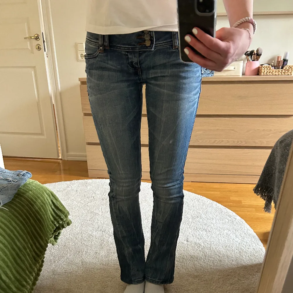 Lågmidjade jeans från only i mycket bra skick!! Säljer på grund av att de är för korta för mig som är 175 cm. . Jeans & Byxor.