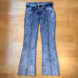 Snygga bootcut jeans i bra skick! 💕 säljer för att det inte längre är min stil. Midjemått: 39 innerbenslängd: 73💖 dom är små i storlek skulle säga att dom snarare är 36 än 38 som det står i byxorna 