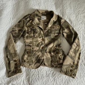 Grön jeansjacka - Kamouflage jeansjacka från vintage Gina i mycket fint skick