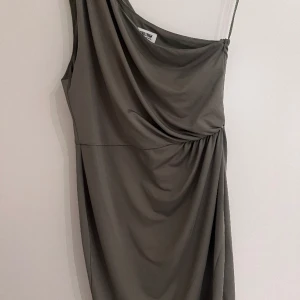 Kort mintgrön klänning - Jag säljer min klänning som är använd 2 gånger och är i bra skick. Storlek 40