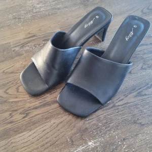 Svarta sandaletter  - Ett par sandaletter från skopunkten. Skorna är i storlek 40, men skulle säga att de är mer 38/39 🌷 Endast använda en kväll så de är i nyskick 😊