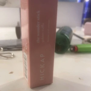 Hickup bronzer stick - Jätte fin bronzer Säljs då den inte används då jag har en annan jag använder  Använd 2 gånger så nästan ny
