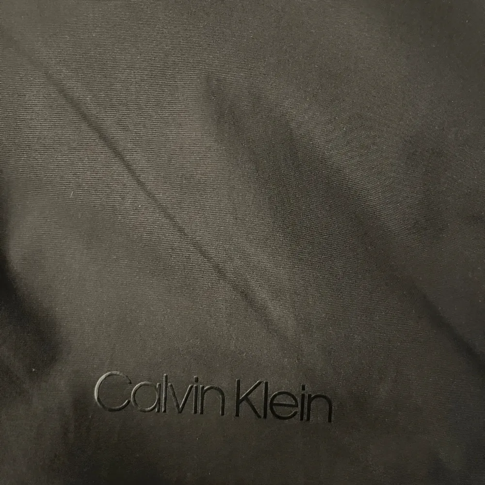 Skit snygg Calvin Klein vindjacka, perfekt nu till våren. Den är i storlek L och i bra skick, skriv vid frågor.. Jackor.