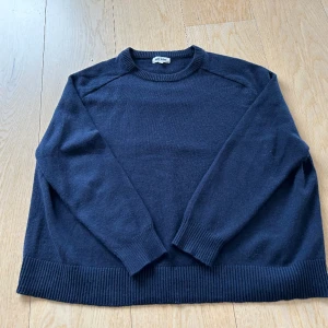 Tröja Cashmere  - Marinblå tröja 100 % kashmir från soft goat. Storlek M, dam. Använd fåtal ggr. Nypris 2800 kr.   Se modellen på nätet:  https://softgoat.com/p/boyfriend-o-neck-feather-white/