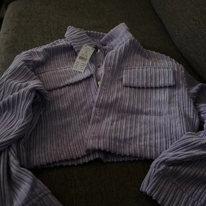 Lila Manchester Set - Säljer ett helt oanvändt Machester set (kjol och jacka) i storlek Xs ifrån Gina tricot. Normal i storleken. Nypris: 798kr 