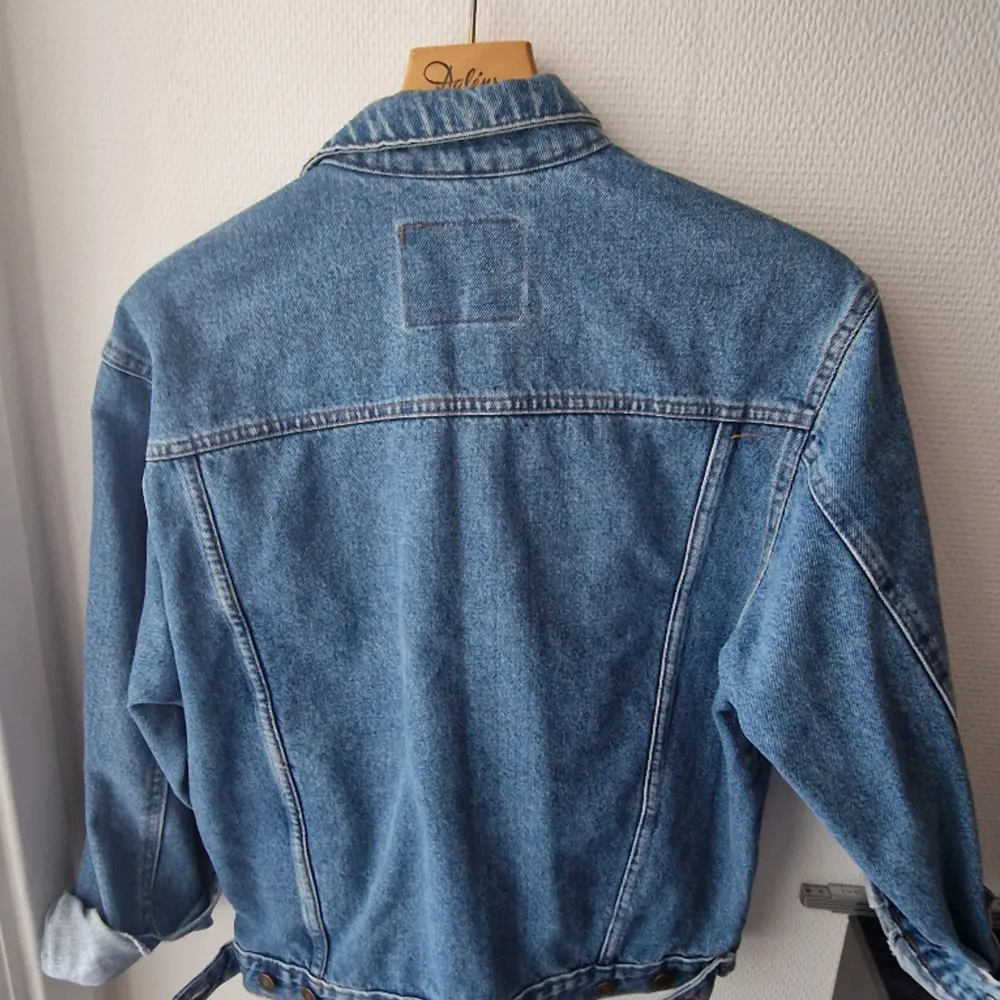 Schysst levis trucker jacka cirka 80/90tal rensar garderoben . Jackor.