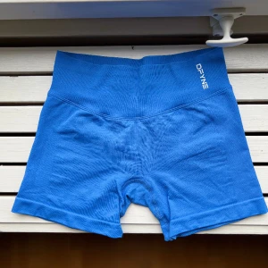 DFYNE impact shorts electric blue - Använda vid ett tillfälle men kände att de satt lite tight så jag beställde ett par i större storlek, därav säljes dessa. Perfekt skick! 💙