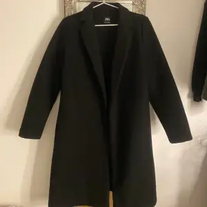 Svart halvlång kappa från Zara Strl. L men liten i storleken