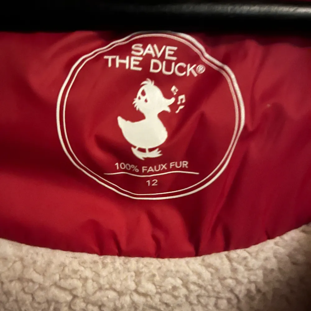 Skit snygg Save the duck jacka! Använd men extremt bra skick utan hål eller skador!!! 9-10/10 skick! Köpt i New York 2020. Går att mötas upp i Tranås eller att fraktas 👍👍. Jackor.