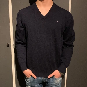 J Lindberg pullover - Jätte fin j lindberg pullover i 100% Merino ull. Storlek XL men har krympt i tvätten till storlek M. Inga hål eller defekter. Passar 165-185cm isch. Hör av er via funderingar eller mer bilder mvh Alex 