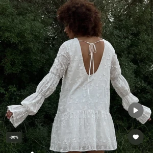 Studentklänning  - Säljer min superfina studentklänning, ifrån NA-KD. Det finns inga fläckar eller liknande på klänningen. slut på hemsidan!!! pris kan diskuteras. Köparen står för frakten 