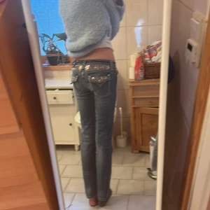 SJUKT FINA MISS ME JEANS - Storleken är 14. Jag är 168 närmare 170 och dem sitter ganska bra på mig lite åt det kortare hållet. Skulle helt klart säga att dem är lågmidjade. Lite mer åt det skinnet hållet men tycker dem sitter som en tight bootcut på mig. Köpta på Plick 💛💛