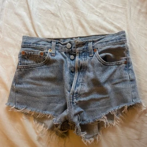 Levis shorts 501 - Ja säljer dessa jätte fina shorts eftersom de har blivit för små. de är i storlek 27x32 
