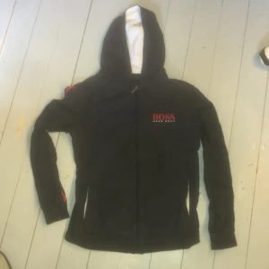 Hugo Boss Zip - Extremt fin Hugo Boss Zip. Knappt använd. Jätte bra skick, inga hål, inga märken.