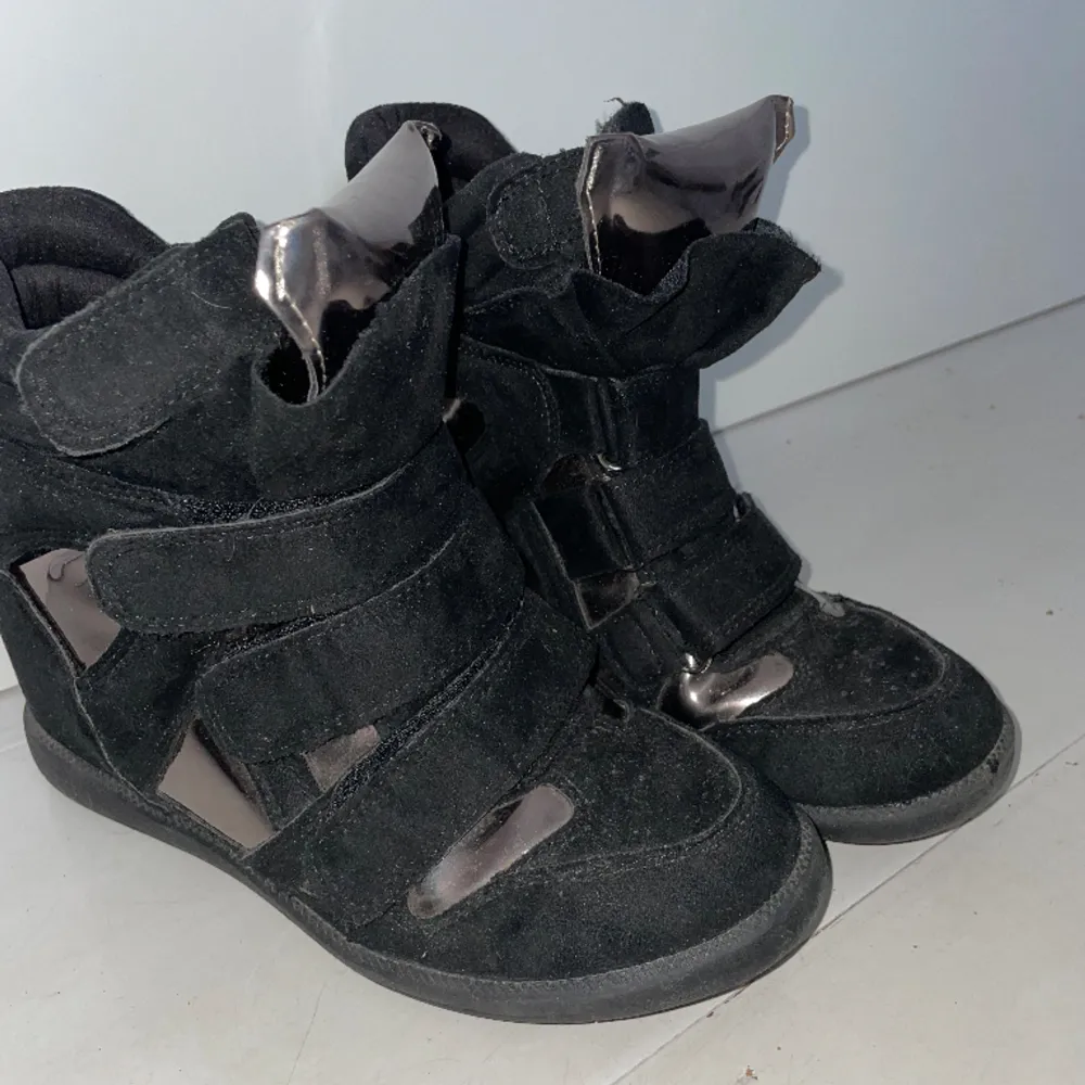Snygga skor med kilklack som liknar isabel marant, har typ spegel/silverdetaljer🪩perfekta till fest, storlek 38 bra skick. Skor.