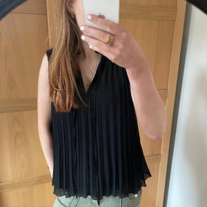 Blus  - En svart blus från hm, knabbt använd! Är 173 som reverens storlek S💓