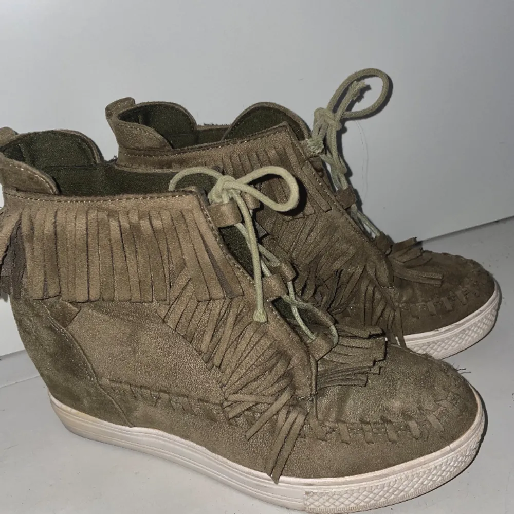 Najs skor till våren, liknar casadei, väldigt bra skick🌼storlek 37. Skor.